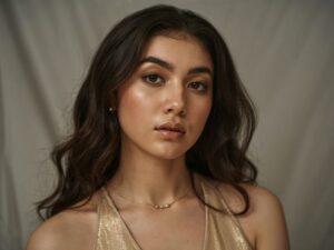 wieczorowy makijaż z złotym cieniem