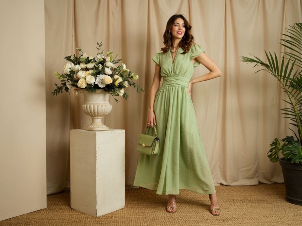 zielona sukienka i elegancka torebka